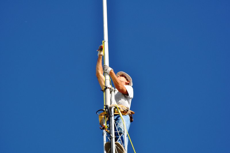 Bob-K4NBC Detaching Old Antenna 06.jpg